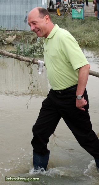 Traian Basescu la inundatiile de la Saucesti