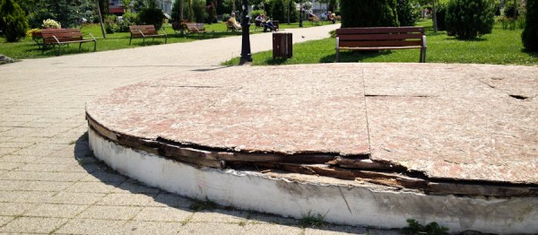 scena dezafectata in parcul catedralei bacau-1